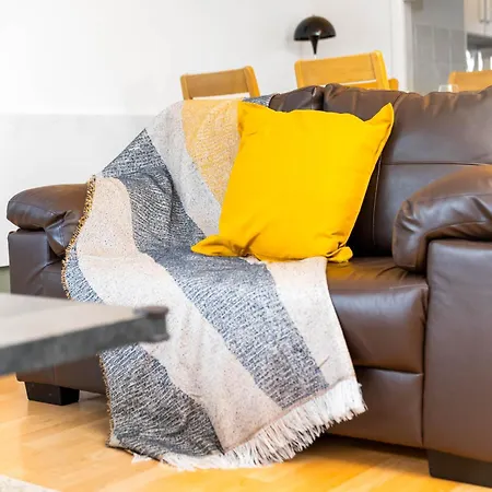 Stylish 2 Bedroom Flat In Hagley Rd By Novo Apartment